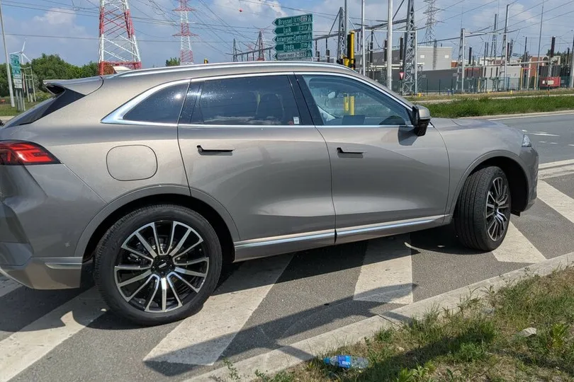 Auf unserer Testfahrt von Antwerpen nach Brügge präsentierte sich der GWM Wey 05 als echter Reichweiten-Riese. Mit bis zu 158 Kilometern lokal emissionsfreier Fahrt katapultiert er sich zudem an die Spitze der Plug-in-Hybride hierzulande